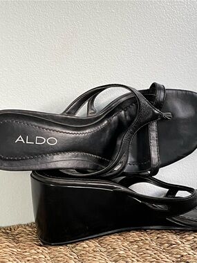 Y2K Bratz ALDO Black Patent Wedge Thong Sandals Size 7 Chic Summer Beach Heels